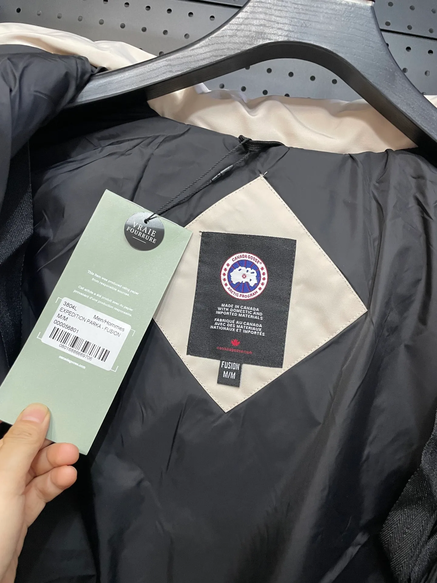 P880 off-white Canadian CANADA GOOES 04 model/women's model. The Arctic and Antarctic scientific expedition teams and others choose Canada Goose as their cold-proof equipment, the Rolls-Royce of down jackets.  ➖ Industry-leading anti-counterfeiting chip sensing.  ➖ Imported Behringer embroidery machines and customized embroidery labels, the highest level and industry leading.  ➖ Imported Korean 21-count polyester-cotton blended original fabric, TC85 waterproof coated fabric, water-repellent, windproof and wear-resistant.  ➖ The new national standard 80 white duck down is filled with an average of 520 grams of down. The amount of down filled is industry-leading.  ➖ 100% nylon lining with double double-layer sealing design to prevent velvet running, and seamless thread design on the cuffs!  ➖ Western Canadian Green Wolf Collar.  ➖ Yoshida YKK provides original factory-customized electroplated sliders. YKK two-way lockable zippers are tight and smooth and do not peel off paint.  ➖ 3M composite Velcro is durable and the accessories and hardware are all custom-made. Only for the purest goose, the most dedicated, the most professional, the highest quality, the highest cost performance!    SIZE:XS-XXL